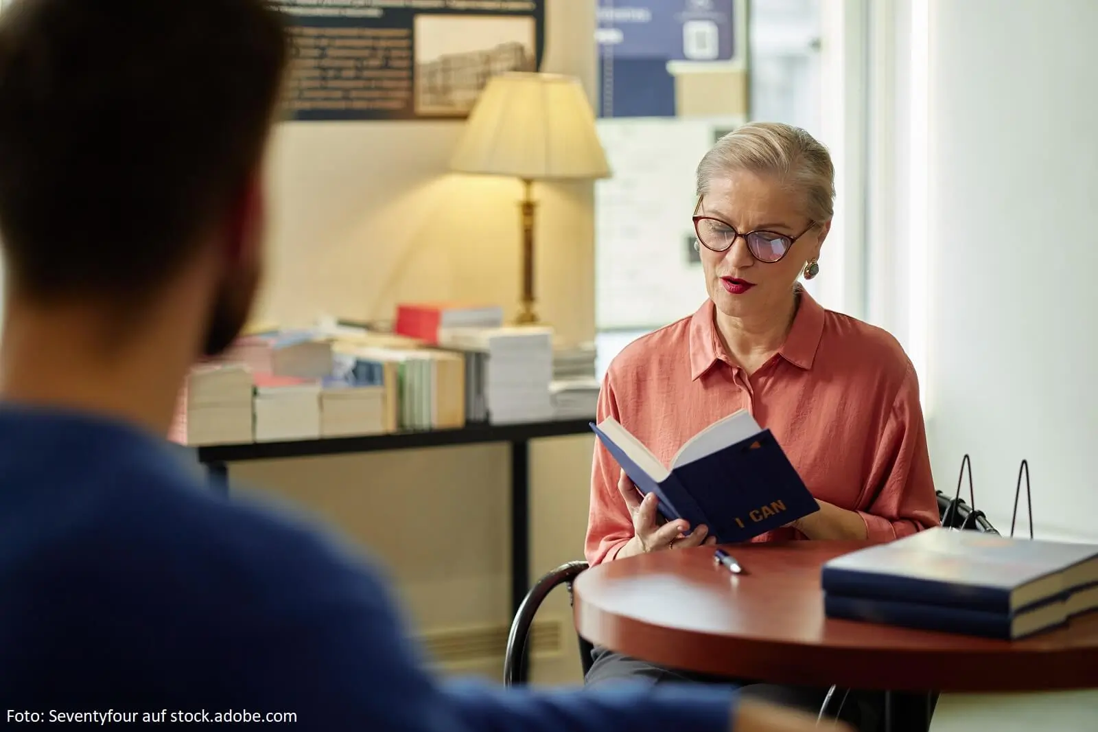 Frau liest laut aus einem Buch vor
